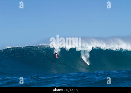 Oahu, Hawaii, Stati Uniti d'America. Xiii Nov, 2013. Sequenza (4 di 12) al di fuori del coccodrillo di surf break. Kirk Passmore (R) ultima ondata prima di sparire, il suo corpo è ancora essere trovati. Kirk Passmore (11 febbraio 1981 al 13 novembre 2013) Nato a Orem, Utah. Egli crebbe a Carlsbad, in California e si è laureato da Carlsbad High School in 1999. Egli ha iniziato a venire alle Hawaii quando era 14 ed era un esperto e un esperto surfer. Egli non era nuovo per big wave surf, avente surfano la maggior parte del ben noto big wave località, comprese di Waimea Bay Sunset Beach, Pipeline e reef esterno sulla sponda settentrionale di Hawaii. H Foto Stock