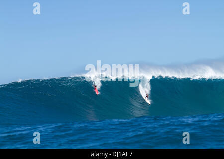 Oahu, Hawaii, Stati Uniti d'America. Xiii Nov, 2013. Sequenza (2 di 12) al di fuori del coccodrillo di surf break. Kirk Passmore (R) ultima ondata prima di sparire, il suo corpo è ancora essere trovati. Kirk Passmore (11 febbraio 1981 al 13 novembre 2013) Nato a Orem, Utah. Egli crebbe a Carlsbad, in California e si è laureato da Carlsbad High School in 1999. Egli ha iniziato a venire alle Hawaii quando era 14 ed era un esperto e un esperto surfer. Egli non era nuovo per big wave surf, avente surfano la maggior parte del ben noto big wave località, comprese di Waimea Bay Sunset Beach, Pipeline e reef esterno sulla sponda settentrionale di Hawaii. H Foto Stock