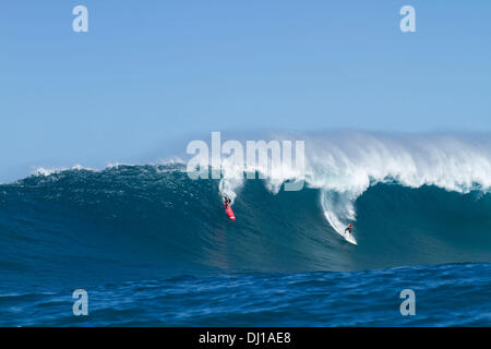 Oahu, Hawaii, Stati Uniti d'America. Xiii Nov, 2013. (Sequenza 5D 12) al di fuori del coccodrillo di surf break. Kirk Passmore (R) ultima ondata prima di sparire, il suo corpo è ancora essere trovati. Kirk Passmore (11 febbraio 1981 al 13 novembre 2013) Nato a Orem, Utah. Egli crebbe a Carlsbad, in California e si è laureato da Carlsbad High School in 1999. Egli ha iniziato a venire alle Hawaii quando era 14 ed era un esperto e un esperto surfer. Egli non era nuovo per big wave surf, avente surfano la maggior parte del ben noto big wave località, comprese di Waimea Bay Sunset Beach, Pipeline e reef esterno sulla sponda settentrionale di Hawaii. Egli Foto Stock