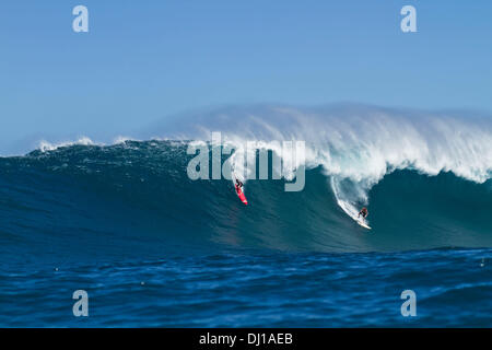 Oahu, Hawaii, Stati Uniti d'America. Xiii Nov, 2013. Sequenza (6 di 12) al di fuori del coccodrillo di surf break. Kirk Passmore (R) ultima ondata prima di sparire, il suo corpo è ancora essere trovati. Kirk Passmore (11 febbraio 1981 al 13 novembre 2013) Nato a Orem, Utah. Egli crebbe a Carlsbad, in California e si è laureato da Carlsbad High School in 1999. Egli ha iniziato a venire alle Hawaii quando era 14 ed era un esperto e un esperto surfer. Egli non era nuovo per big wave surf, avente surfano la maggior parte del ben noto big wave località, comprese di Waimea Bay Sunset Beach, Pipeline e reef esterno sulla sponda settentrionale di Hawaii. H Foto Stock