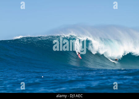 Oahu, Hawaii, Stati Uniti d'America. Xiii Nov, 2013. Sequenza (9 di 12) al di fuori del coccodrillo di surf break. Kirk Passmore (R) ultima ondata prima di sparire, il suo corpo è ancora essere trovati. Kirk Passmore (11 febbraio 1981 al 13 novembre 2013) Nato a Orem, Utah. Egli crebbe a Carlsbad, in California e si è laureato da Carlsbad High School in 1999. Egli ha iniziato a venire alle Hawaii quando era 14 ed era un esperto e un esperto surfer. Egli non era nuovo per big wave surf, avente surfano la maggior parte del ben noto big wave località, comprese di Waimea Bay Sunset Beach, Pipeline e reef esterno sulla sponda settentrionale di Hawaii. H Foto Stock