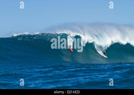 Oahu, Hawaii, Stati Uniti d'America. Xiii Nov, 2013. Sequenza (7 di 12) al di fuori del coccodrillo di surf break. Kirk Passmore (R) ultima ondata prima di sparire, il suo corpo è ancora essere trovati. Kirk Passmore (11 febbraio 1981 al 13 novembre 2013) Nato a Orem, Utah. Egli crebbe a Carlsbad, in California e si è laureato da Carlsbad High School in 1999. Egli ha iniziato a venire alle Hawaii quando era 14 ed era un esperto e un esperto surfer. Egli non era nuovo per big wave surf, avente surfano la maggior parte del ben noto big wave località, comprese di Waimea Bay Sunset Beach, Pipeline e reef esterno sulla sponda settentrionale di Hawaii. H Foto Stock