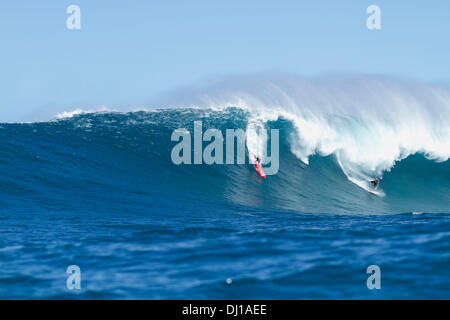 Oahu, Hawaii, Stati Uniti d'America. Xiii Nov, 2013. Sequenza (8 di 12) al di fuori del coccodrillo di surf break. Kirk Passmore (R) ultima ondata prima di sparire, il suo corpo è ancora essere trovati. Kirk Passmore (11 febbraio 1981 al 13 novembre 2013) Nato a Orem, Utah. Egli crebbe a Carlsbad, in California e si è laureato da Carlsbad High School in 1999. Egli ha iniziato a venire alle Hawaii quando era 14 ed era un esperto e un esperto surfer. Egli non era nuovo per big wave surf, avente surfano la maggior parte del ben noto big wave località, comprese di Waimea Bay Sunset Beach, Pipeline e reef esterno sulla sponda settentrionale di Hawaii. H Foto Stock