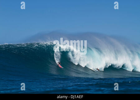 Oahu, Hawaii, Stati Uniti d'America. Xiii Nov, 2013. Sequenza (10 di 12) al di fuori del coccodrillo di surf break. Kirk Passmore (R) ultima ondata prima di sparire, il suo corpo è ancora essere trovati. Kirk Passmore (11 febbraio 1981 al 13 novembre 2013) Nato a Orem, Utah. Egli crebbe a Carlsbad, in California e si è laureato da Carlsbad High School in 1999. Egli ha iniziato a venire alle Hawaii quando era 14 ed era un esperto e un esperto surfer. Egli non era nuovo per big wave surf, avente surfano la maggior parte del ben noto big wave località, comprese di Waimea Bay Sunset Beach, Pipeline e reef esterno sulla sponda settentrionale di Hawaii. Foto Stock