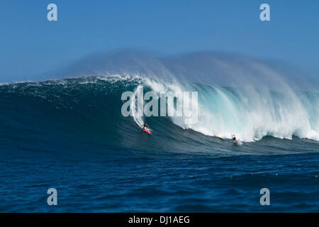 Oahu, Hawaii, Stati Uniti d'America. Xiii Nov, 2013. Sequenza (11 di 12) al di fuori del coccodrillo di surf break. Kirk Passmore (R) ultima ondata prima di sparire, il suo corpo è ancora essere trovati. Kirk Passmore (11 febbraio 1981 al 13 novembre 2013) Nato a Orem, Utah. Egli crebbe a Carlsbad, in California e si è laureato da Carlsbad High School in 1999. Egli ha iniziato a venire alle Hawaii quando era 14 ed era un esperto e un esperto surfer. Egli non era nuovo per big wave surf, avente surfano la maggior parte del ben noto big wave località, comprese di Waimea Bay Sunset Beach, Pipeline e reef esterno sulla sponda settentrionale di Hawaii. Foto Stock