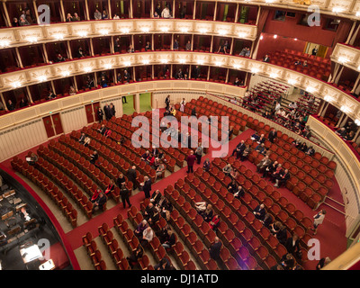 Opera Patroni raccogliere nell'orchestra per una notte presso l'Opera. Molti di orchestra e anche in piedi posti in camera sono vuoti Foto Stock