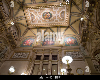 Soffitto sopra la scala a Opera di Stato di Vienna. La sfarzosa hall in marmo soffitto a Vienna la famosa Opera House. Foto Stock