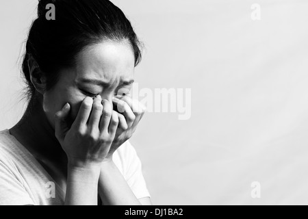 Ritratto di bella ragazza piange disperatamente, in bianco e nero style Foto Stock