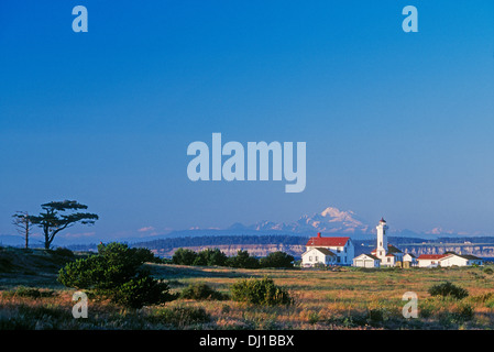 Punto Faro di Wilson con Mt. Baker in distanza; Fort Worden parco statale, Penisola Olimpica, Washington. Foto Stock