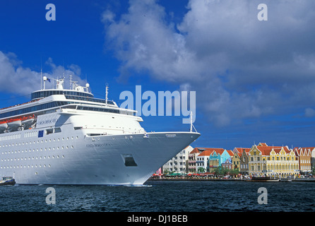 Nave da crociera Costa Romantica e Punda waterfront; Willemstad, Curaçao, Antille olandesi. Foto Stock