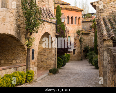 Strada tranquilla di Peratallada. Un vuoto che la strada di ciottoli nel vecchio miele stone walled village -- una popolare destinazione turistica. Foto Stock