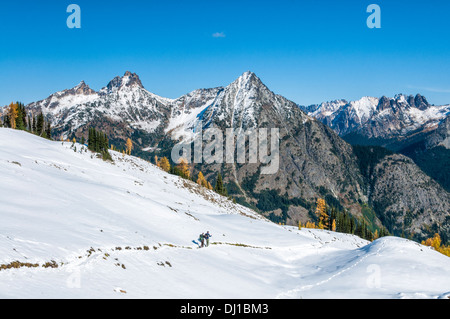Escursione invernale nel North Cascades montagne, Okanogan-Wenatchee Foresta Nazionale, Washington, Stati Uniti d'America. Foto Stock