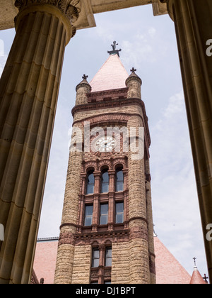 Cincinnati City Hall Clock Tower. Incorniciata da alte colonne greche del Duomo di San Pietro in Vincoli. Foto Stock