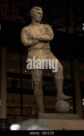 Bobby Moore statua, Inghilterra capitano, lo Stadio di Wembley a Londra, Inghilterra, Regno Unito Foto Stock