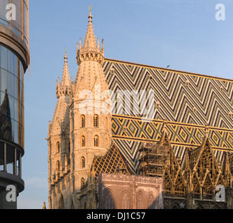 Le torri romane, o Heidentürme con Haas Casa al tramonto. Queste piccole torri fiancheggiano l'ingresso principale della cattedrale Foto Stock