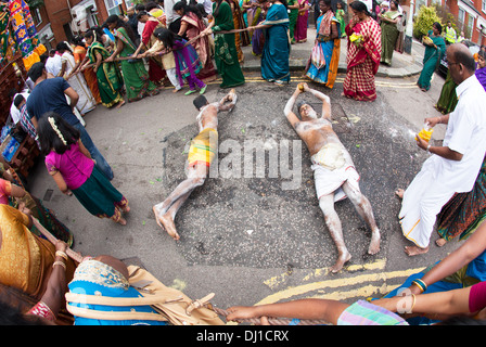 Pellegrini di rotolamento a Rath Yatra festival indù dal Tempio Murugan North London REGNO UNITO Foto Stock