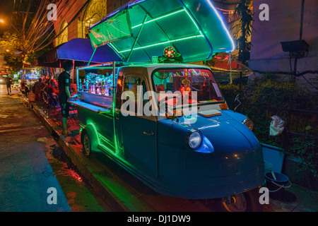 Un bus VW cocktail bar a Bangkok, in Thailandia Foto Stock