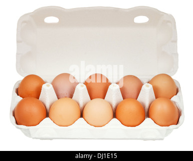Dieci uova di gallina in contenitore di cartone isolati su sfondo bianco Foto Stock