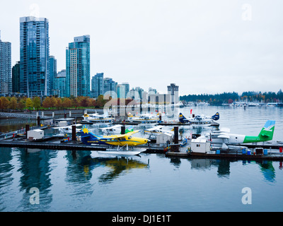 Una vista di idrovolanti ormeggiati in porto di Vancouver Aeroporto di acqua (CXH), noto anche come il porto di Vancouver Centro di volo. Foto Stock
