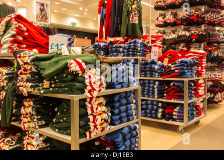 Natale pullover in Primark store. Inghilterra, Regno Unito Foto Stock