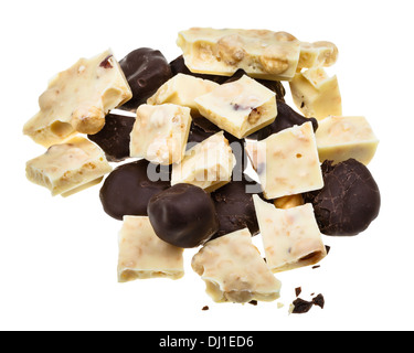 Mix da caramelle di prugne al cioccolato fondente e cioccolato bianco con nocciole isolati su sfondo bianco Foto Stock