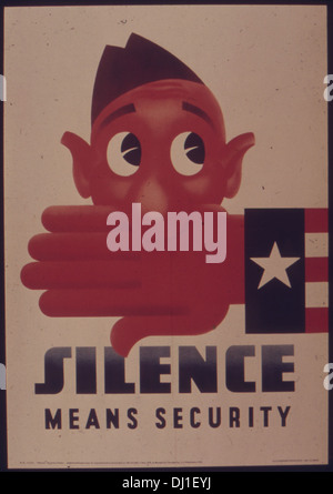 Questo manifesto propagandistico della seconda guerra mondiale sottolinea il ruolo cruciale del silenzio nel garantire la sicurezza nazionale. Sostiene il mantenimento della segretezza riguardo ai piani e alle operazioni militari, promuovendo un senso di responsabilità individuale nello sforzo bellico. Foto Stock