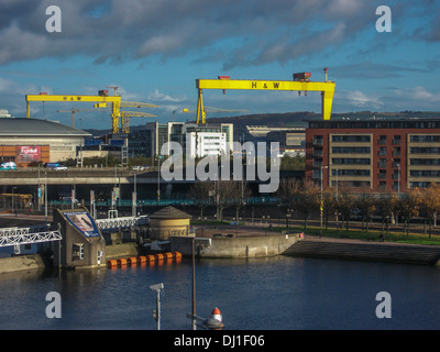 Una vista sul fiume Lagan con la Harland & Woolff gru che domina lo skyline Foto Stock