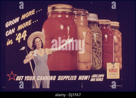 Questo manifesto propagandistico dell'era della seconda guerra mondiale incoraggia i cittadini a crescere e può più cibo per sostenere lo sforzo bellico. Sottolinea l'importanza dell'autosufficienza e della conservazione delle risorse sul fronte interno. Foto Stock