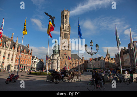 Piazza del mercato Grote Markt e dal campanile di Bruges, Belgio Foto Stock