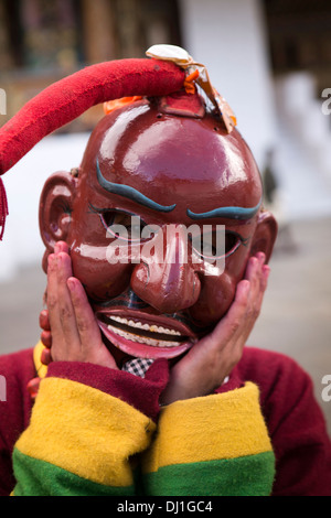 Il Bhutan, Thimpu Dzong, annuale Tsechu atsara clown azienda ballerino di legno verniciato maschera con le mani Foto Stock