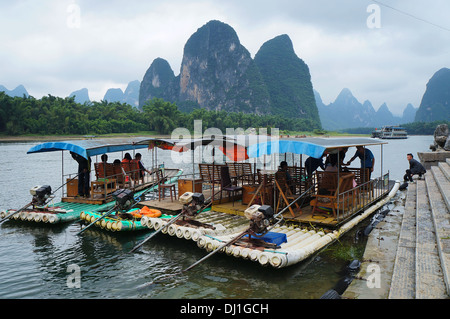 Zattere di bambù in Xing Ping, Guilin, Cina Foto Stock