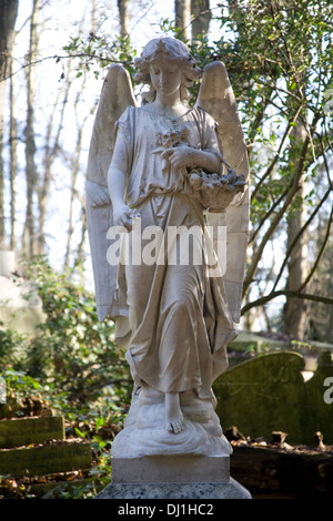 Angelo di pietra presso il cimitero di Highgate Foto Stock