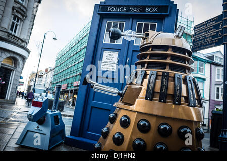 Aberystwyth Wales UK. Martedì 19 Novembre 2013 come parte del Dr Who cinquantesimo anniversario, il tardis è su un tour a sorpresa di welsh cittadine e città. Arresto in Aberystwyth iconica casella di polizia è stato affiancato da un DALEK E K-9 compagni di stelle della lunga esecuzione di culto programma televisivo della BBC phot Credit: keith morris/Alamy Live News Foto Stock