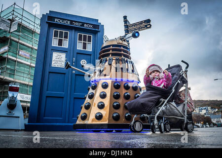 Aberystwyth Wales UK. Martedì 19 Novembre 2013 come parte del Dr Who cinquantesimo anniversario, il tardis è su un tour a sorpresa di welsh cittadine e città. Arresto in Aberystwyth iconica casella di polizia è stato affiancato da un DALEK E K-9 compagni di stelle della lunga esecuzione di culto programma televisivo della BBC phot Credit: keith morris/Alamy Live News Foto Stock