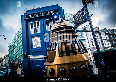 Aberystwyth Wales UK. Martedì 19 Novembre 2013 come parte del Dr Who cinquantesimo anniversario, il tardis è su un tour a sorpresa di welsh cittadine e città. Arresto in Aberystwyth iconica casella di polizia è stato affiancato da un DALEK E K-9 compagni di stelle della lunga esecuzione di culto programma televisivo della BBC phot Credit: keith morris/Alamy Live News Foto Stock