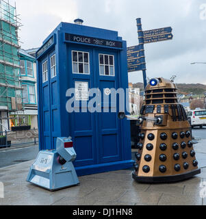 Aberystwyth Wales UK. Martedì 19 Novembre 2013 come parte del Dr Who cinquantesimo anniversario, il tardis è su un tour a sorpresa di welsh cittadine e città. Arresto in Aberystwyth iconica casella di polizia è stato affiancato da un DALEK E K-9 compagni di stelle della lunga esecuzione di culto programma televisivo della BBC phot Credit: keith morris/Alamy Live News Foto Stock