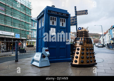 Aberystwyth Wales UK. Martedì 19 Novembre 2013 come parte del Dr Who cinquantesimo anniversario, il tardis è su un tour a sorpresa di welsh cittadine e città. Arresto in Aberystwyth iconica casella di polizia è stato affiancato da un DALEK E K-9 compagni di stelle della lunga esecuzione di culto programma televisivo della BBC phot Credit: keith morris/Alamy Live News Foto Stock