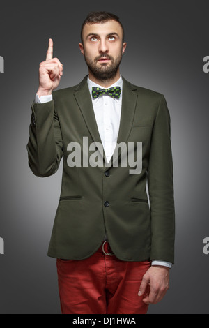 Giovane uomo in una tuta verde, mostra fino Foto Stock