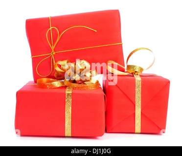 Un mucchio di regali avvolti con red carta di avvolgimento e con il nastro d'oro su sfondo bianco Foto Stock