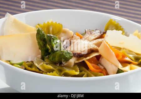 La pasta italiana w gli asparagi, funghi e scaglie di parmigiano Foto Stock