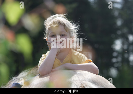 Sorridente ragazza distesa groppa fiordo norvegese cavallo Foto Stock