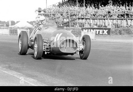 Nino Farina in un contenitore a pareti sottili Ferrari speciale in Formule Libre gara al GP di Gran Bretagna : incontro, Silverstone, in Inghilterra il 18 luglio 1953. Foto Stock