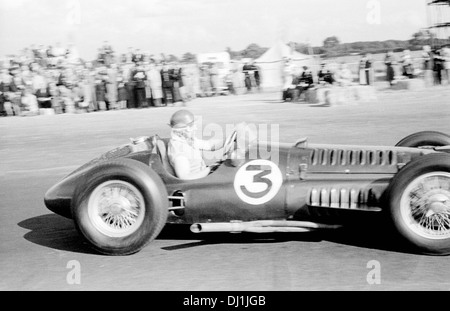 Fangio nel BRM V16 Mark I in Formule Libre gara quel giorno, Silverstone, in Inghilterra il 18 luglio 1953. Foto Stock