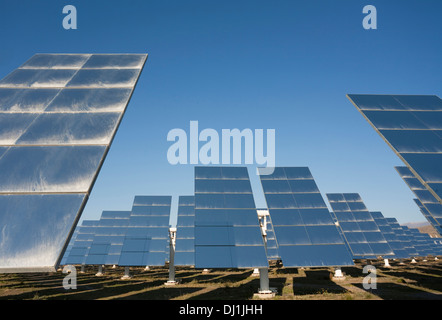 Righe di pannelli solari, cosiddetto heliostats, la generazione di energia in corrispondenza di uno dei più grande d'Europa energia solare i campi in Tabernas Des Foto Stock