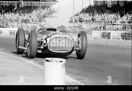 Fangio nel BRM V16 Mark I in Formule Libre gara quel giorno, Silverstone, in Inghilterra il 18 luglio 1953. Foto Stock