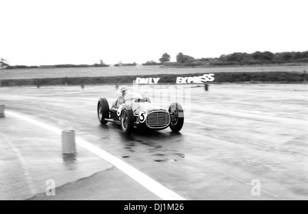 Juan Manuel Fangio in un BRM V16, finito 2nd, Formule Libre gara al GP di Gran Bretagna : incontro, Silverstone, in Inghilterra il 18 luglio 1953. Foto Stock