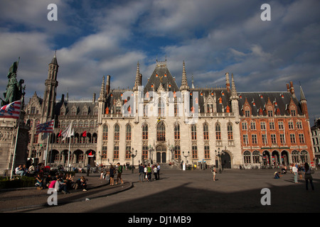 Piazza del mercato Grote Markt e il tribunale provinciale o Provinciaal Hof Bruges, Belgio Foto Stock