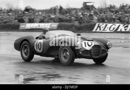 Reg Parnell in la Lagonda V12 in sports car gara al trofeo internazionale riunione, Silverstone, Inghilterra 1954. Foto Stock