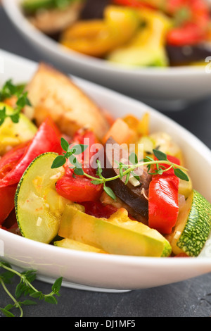 Due ciotole di freschi fatti in casa fatta Ratatouille di melanzane, zucchine, peperoni e pomodori e condita con erbe aromatiche Foto Stock