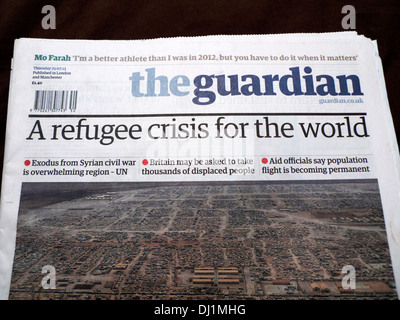 "Una crisi di rifugiati per il mondo' quotidiano Guardian headline sul lato anteriore della pagina titolo articolo di carta su siriano crisi di rifugiati Londra 25 Luglio 2013 Foto Stock